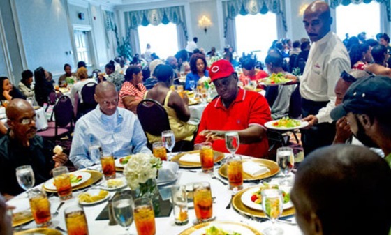 familyhostsinsteadofweddingforhomeless