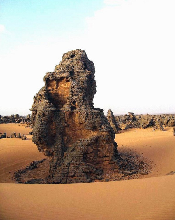 ...as well as some of the most stunning sands in the Sahara (Source)