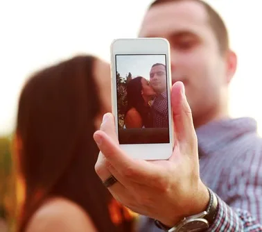 couple-kiss-selfie-pf-378x334