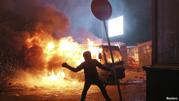 Violence in Kiev as protestors try and take over presidential palace