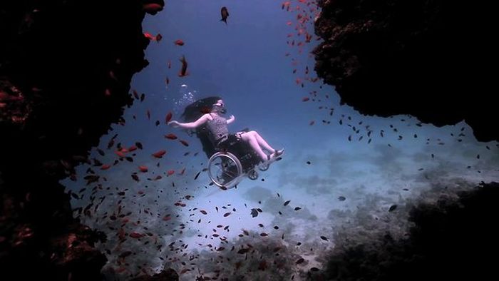 British-artist-Sue-Austin-scuba-diving-while-sitting-in-a-wheelchair-006