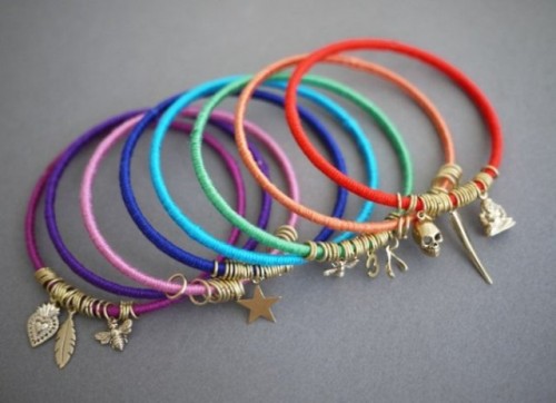 diy-summer-bracelets-of-colorful-yarn-6-500x362