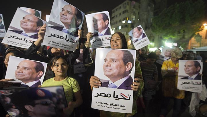 Sisi supporters holding election posters. (AFP)