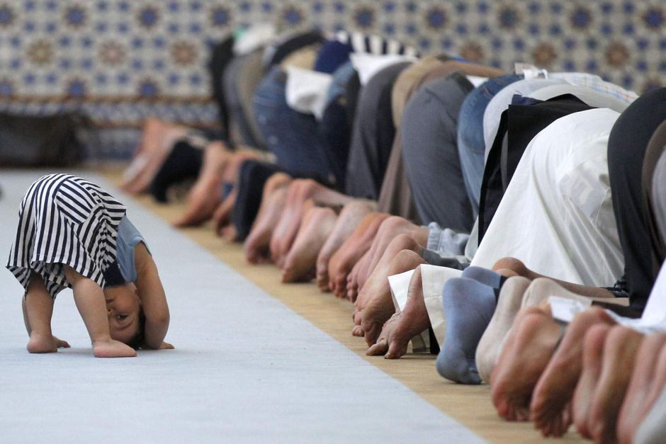 Child imitates prayers in Australia