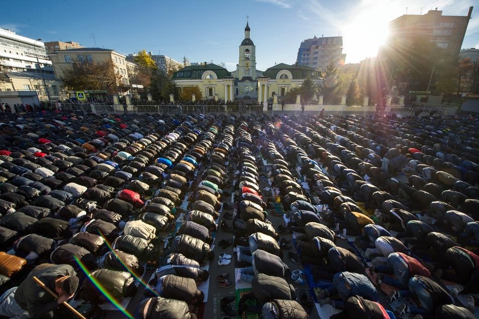 Muslims perform Eid prayers in Krygzten
