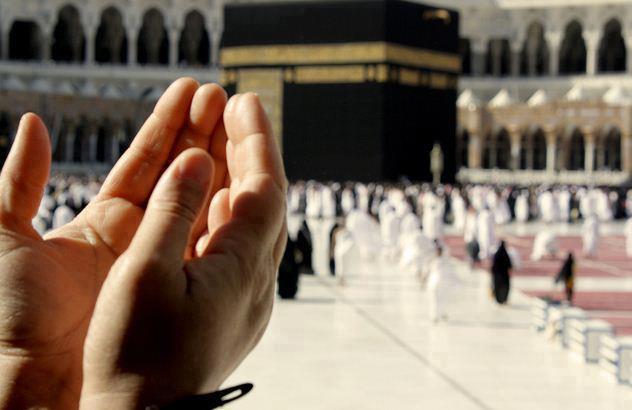 Praying-in-Kaaba