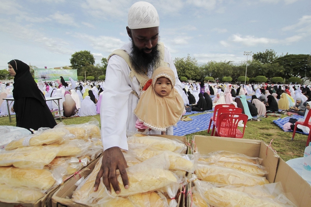 Free breakfast at Eid prayers in Thailand