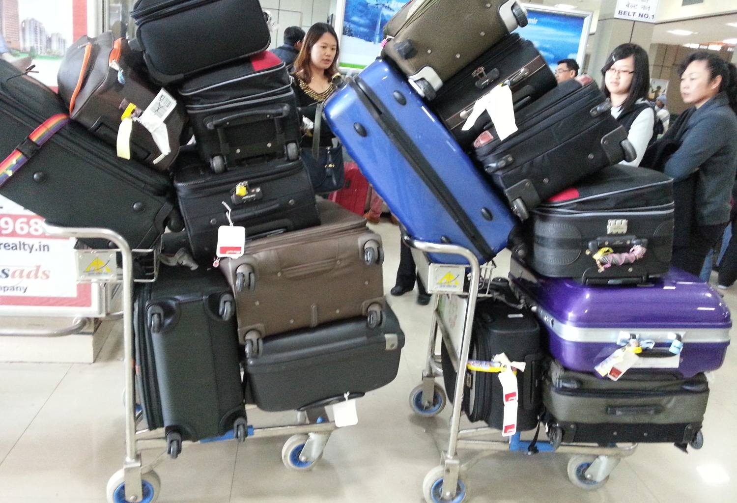 08 Many Luggage Bags On One Airport Trolley India 2013-0429
