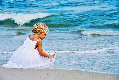 baby-beach-girl-marith-playing-Favim.com-144063