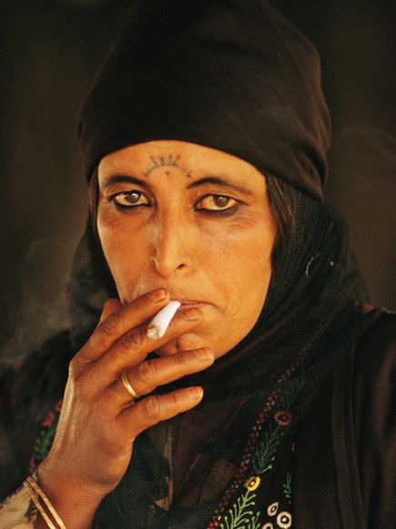 portrait-bedouin-woman-smoking_11372_600x450