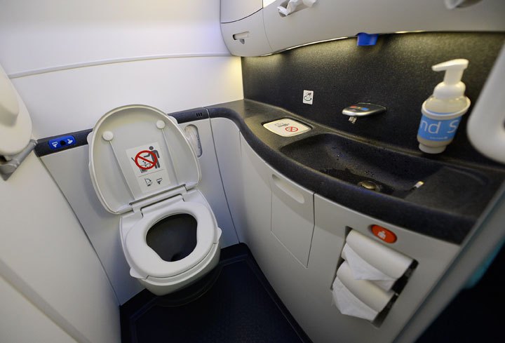 airplane-bathroom