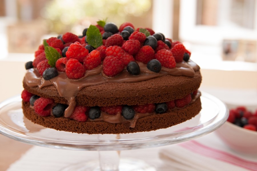 Italian chocolate sponge with berries recipe 3