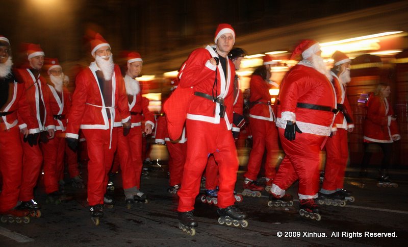 (1)BRITAIN-LONDON-CHRISTMAS-SANTA SKATE