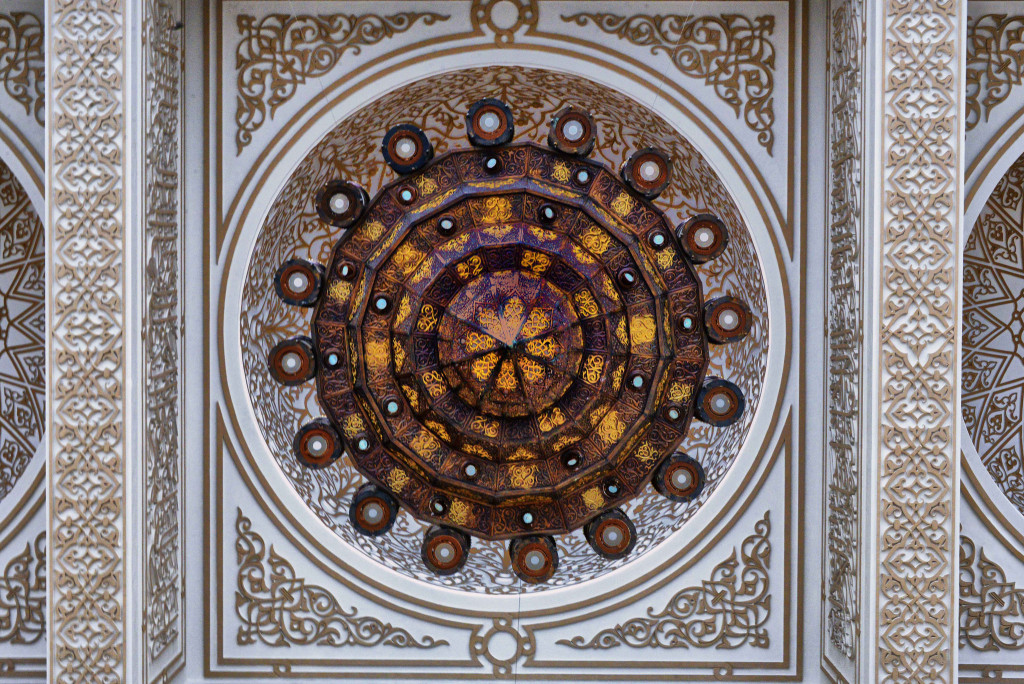 The ceiling of Al Saleh Mosque (Rod Waddington/flickr)