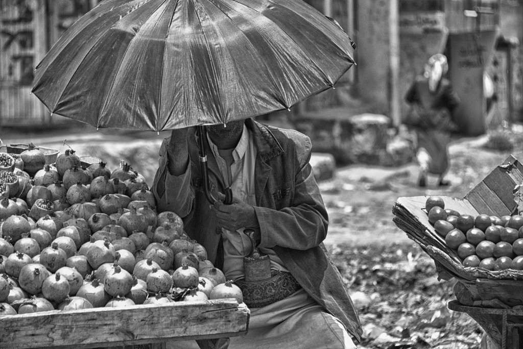 Pomegranate seller (Rod Waddington/flickr)