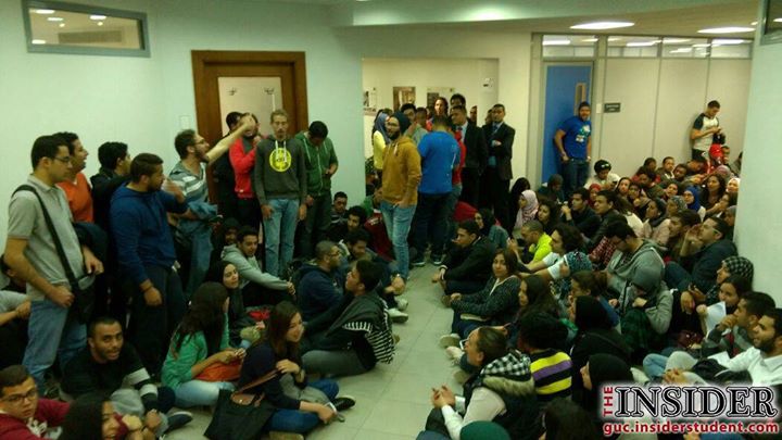 Students and parents at the GUC administration's doors. (GUC Insider)