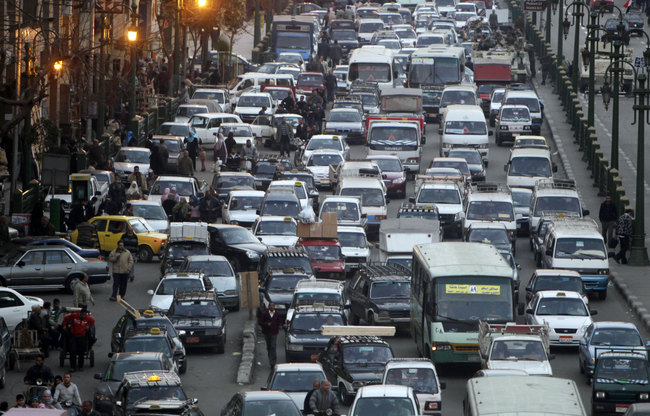 egypt-traffic-phones-650_416