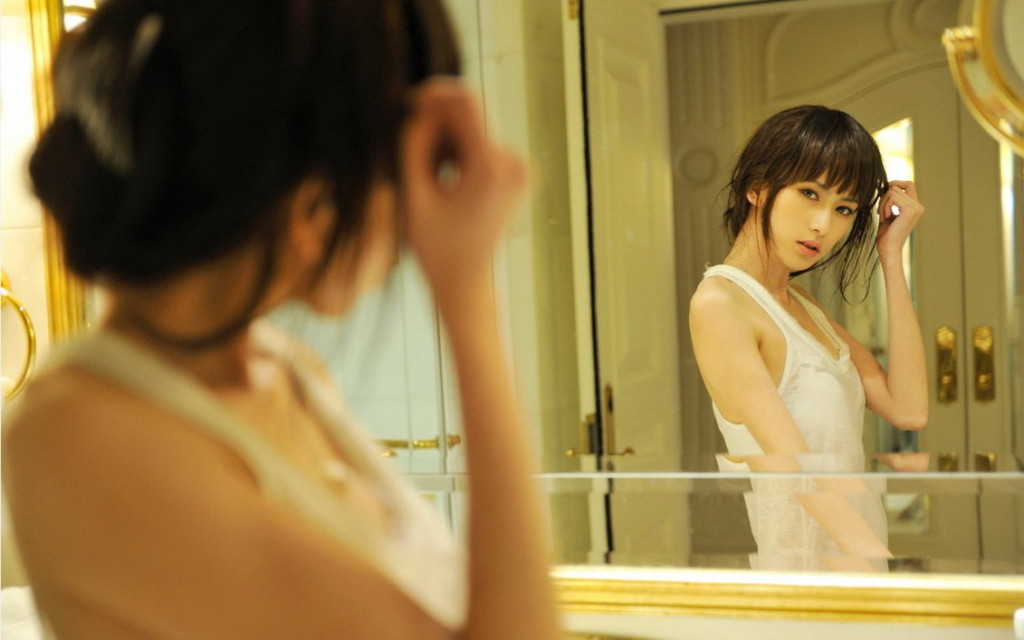 girl_in_mirror_by_mamattew-d65we2s