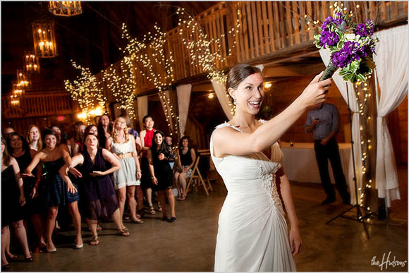08-wedding-bouquet-toss-bride