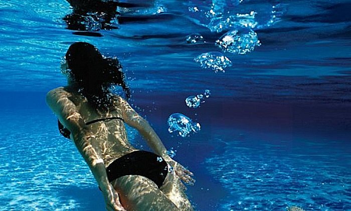 woman-farting-in-water-600x4461