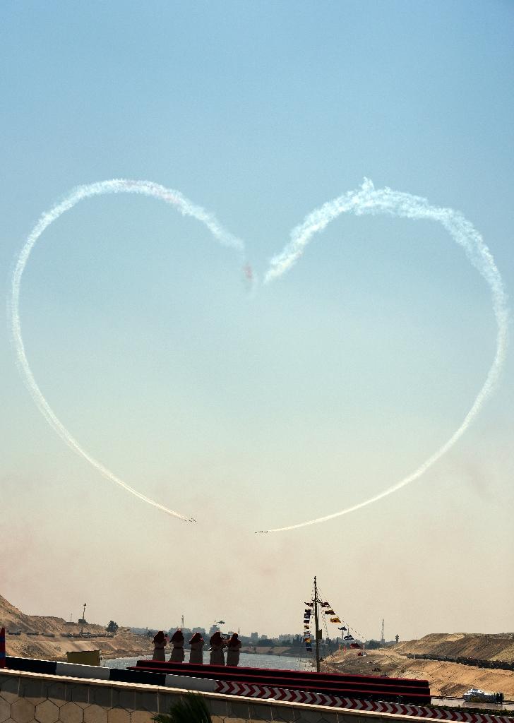 A heart drawn in the sky by the Egyptian Air Force for the opening of the New Suez Canal (AFP/Mohamed El-Shahed)