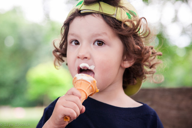 boy-eating-ice-cream-london-photo