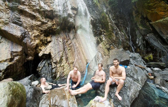 taiwan-hiking-hot-spring-waterfall-01