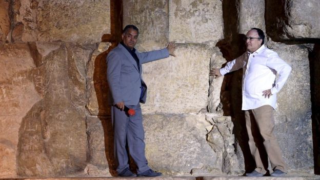 Egyptian Minister of Antiquities Mamdouh El-Damati (l) at the Great Pyramids (Reuters)