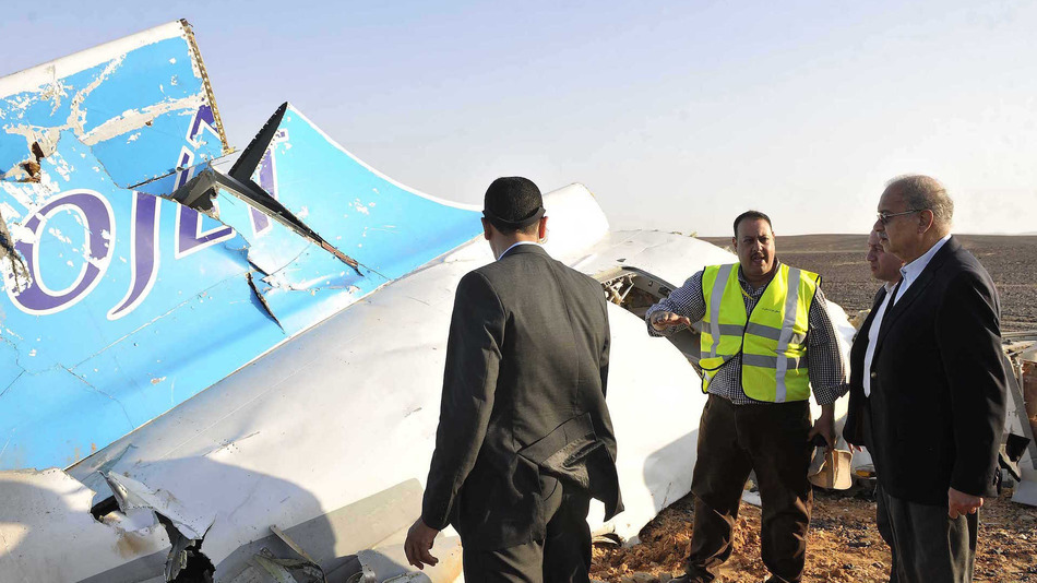 Egyptian Prime Minister Sherif Ismail (r) looks at the remains of the Russian airplane that crashed in Sinai on Saturday, Oct. 30, 2015. (Suliman el-Oteify/Egypt Prime Minister's Office via AP)