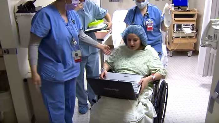 soldier-watches-baby-born-skype1