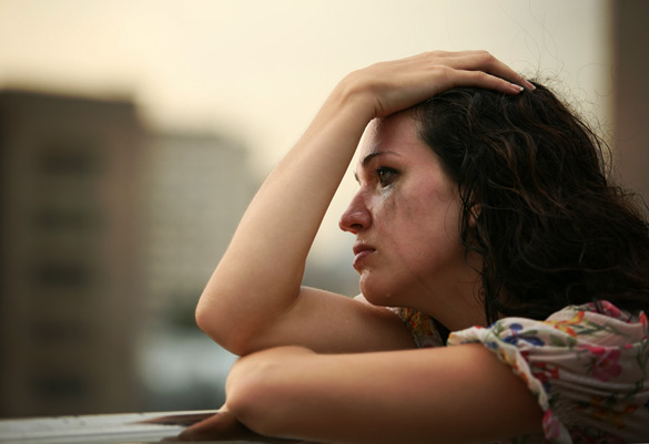 The-lonely-girl-cries-in-the-street