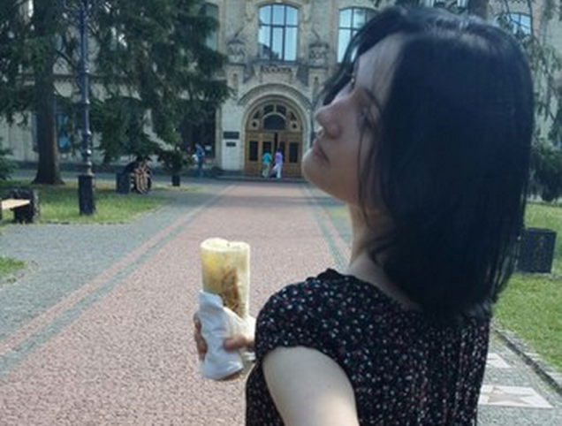 4922787_women-in-russia-are-posing-withshawarma_t42cf74e8