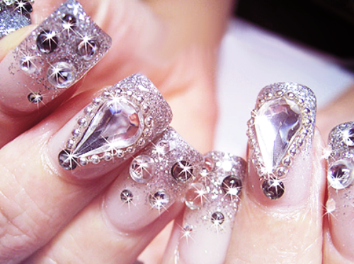 Attractive-nail-art-with-diamonds
