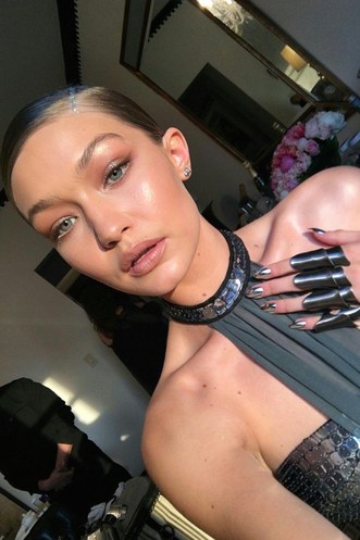 GiGi Hadid 2000$ Nail Polish