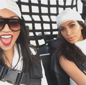 Kim Kardashian goues dune bashing