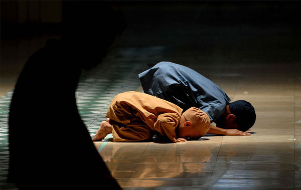 muslim-children-offering-prayer