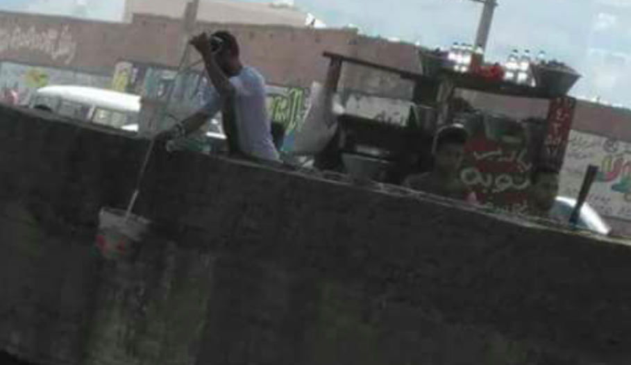 Foul Cart’s Owner Caught Washing Dishes in Filthy Cairo Canal Water