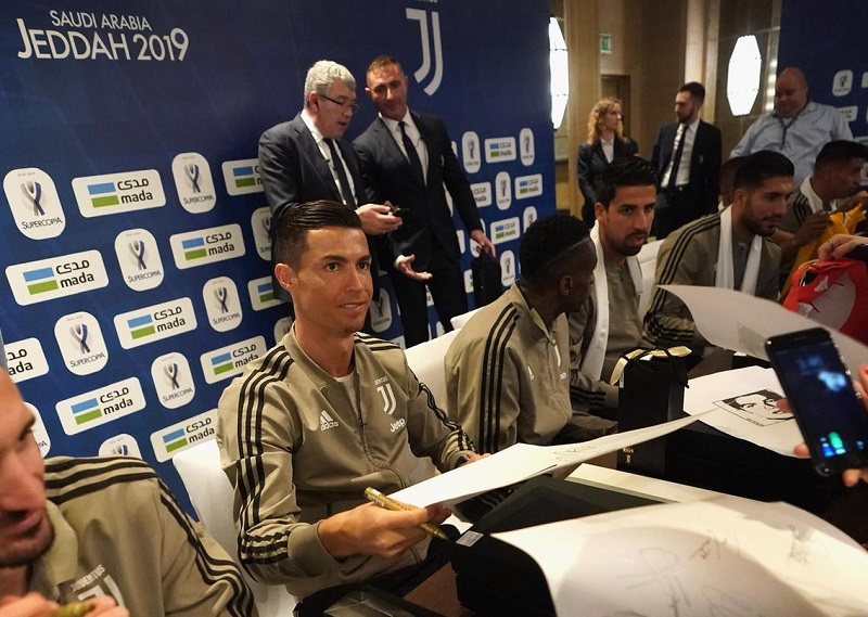 In Pictures: Football Fans in Jeddah Got To Meet The Legendary Cristiano Ronaldo!