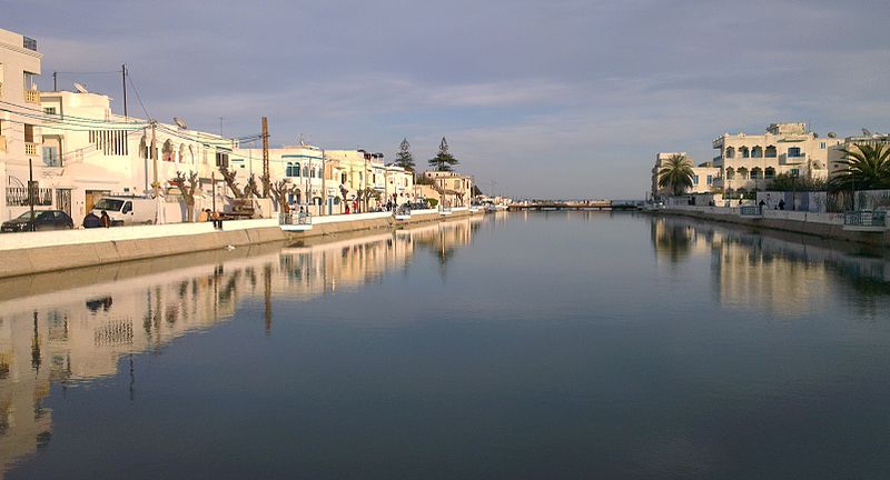 https://commons.wikimedia.org/wiki/File:La_Goulette_-_Tunis_-_2013.jpg