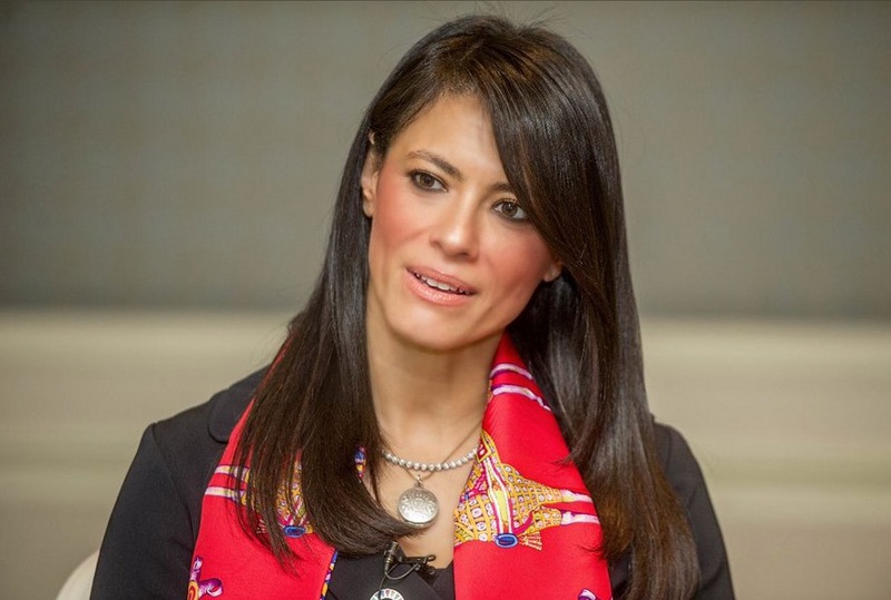 Egypt’s Minister of Tourism, Rania Al Mashat Visits Pyramids with Tourists After Explosion!