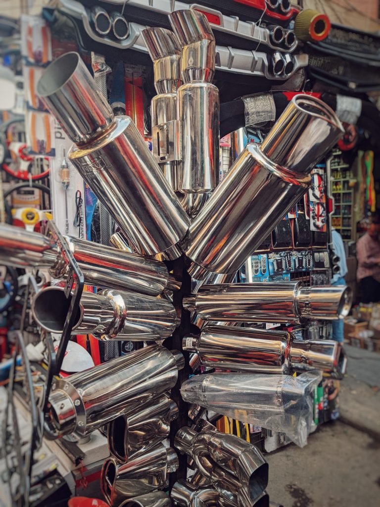 Car accessories market in downtown Cairo
