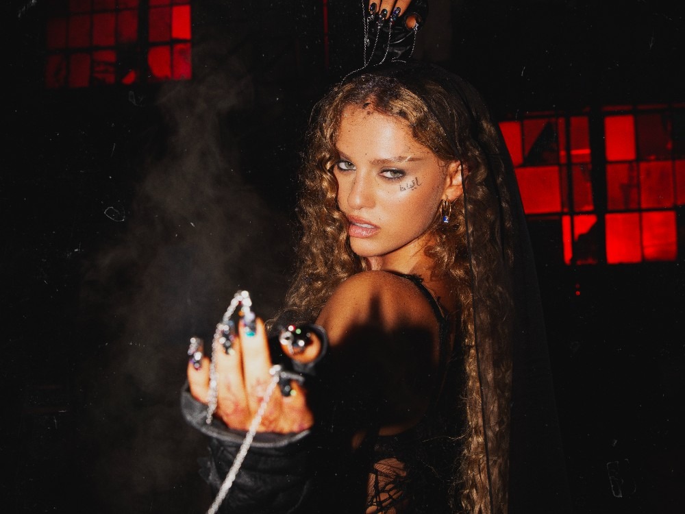 Elyanna’s “Mama Eh” Showcases a Blend of Latin & Middle Eastern Sounds