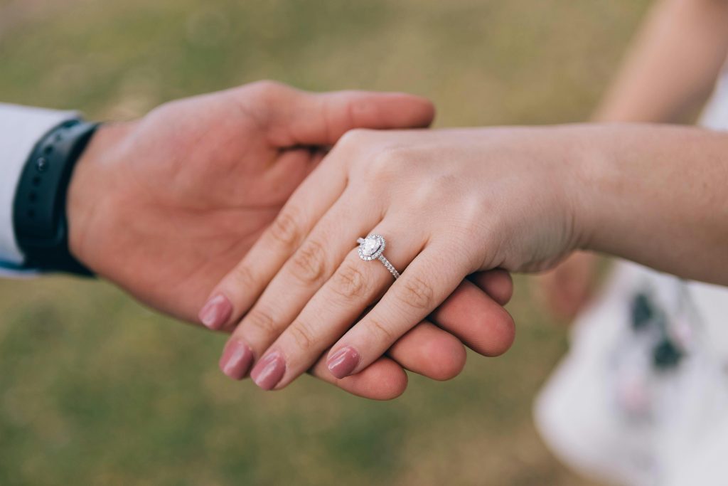 How to Choose Women’s Engagement Rings: Essential Tips for Finding the Perfect Symbol of Love