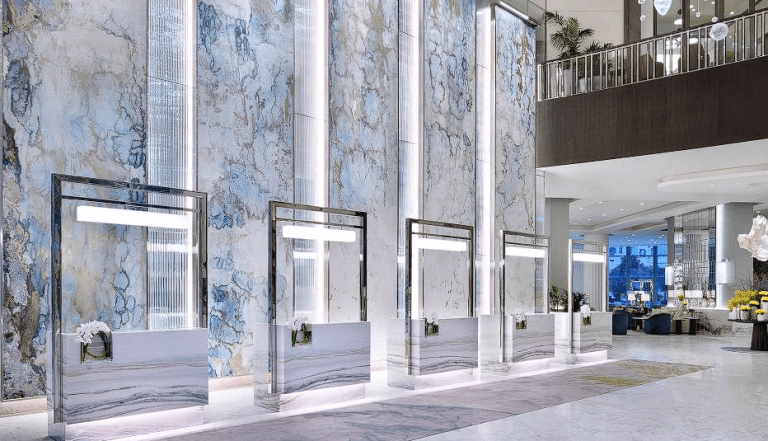 AI Enters the Lobby: How the Gulf’s Luxury Hotels Are Redefining Service